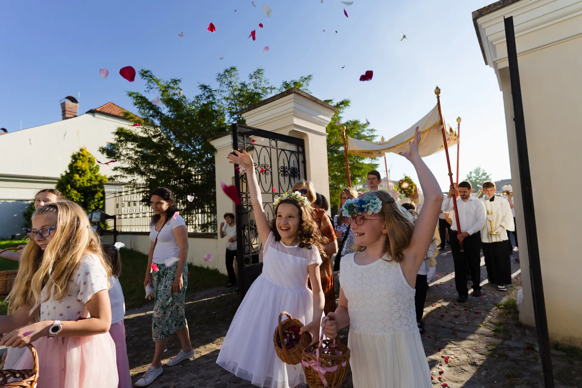 Okvětní lístky rozsypané na podlaze kostela do ornamentů