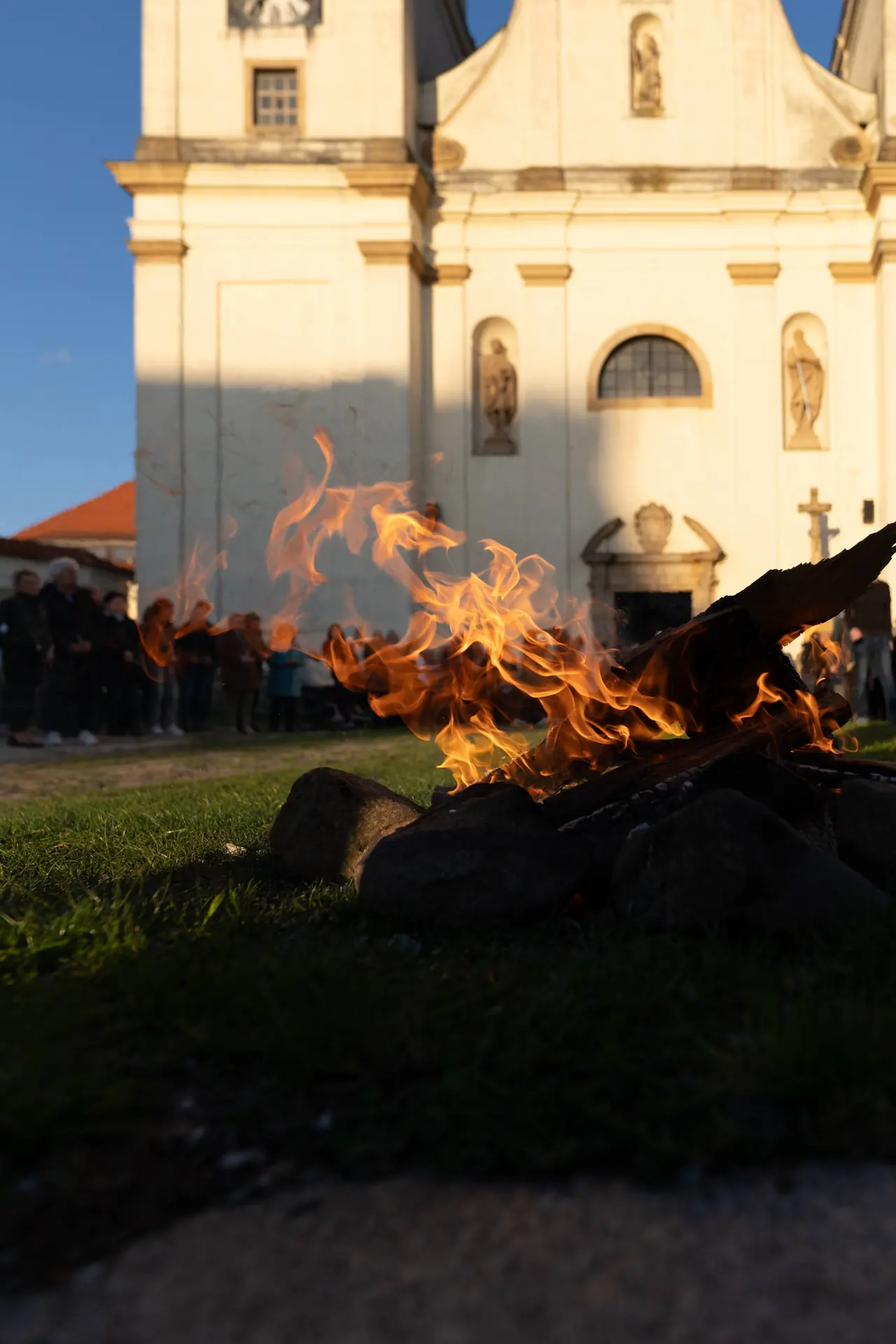 Velikonoční oheň před průčelím kostela