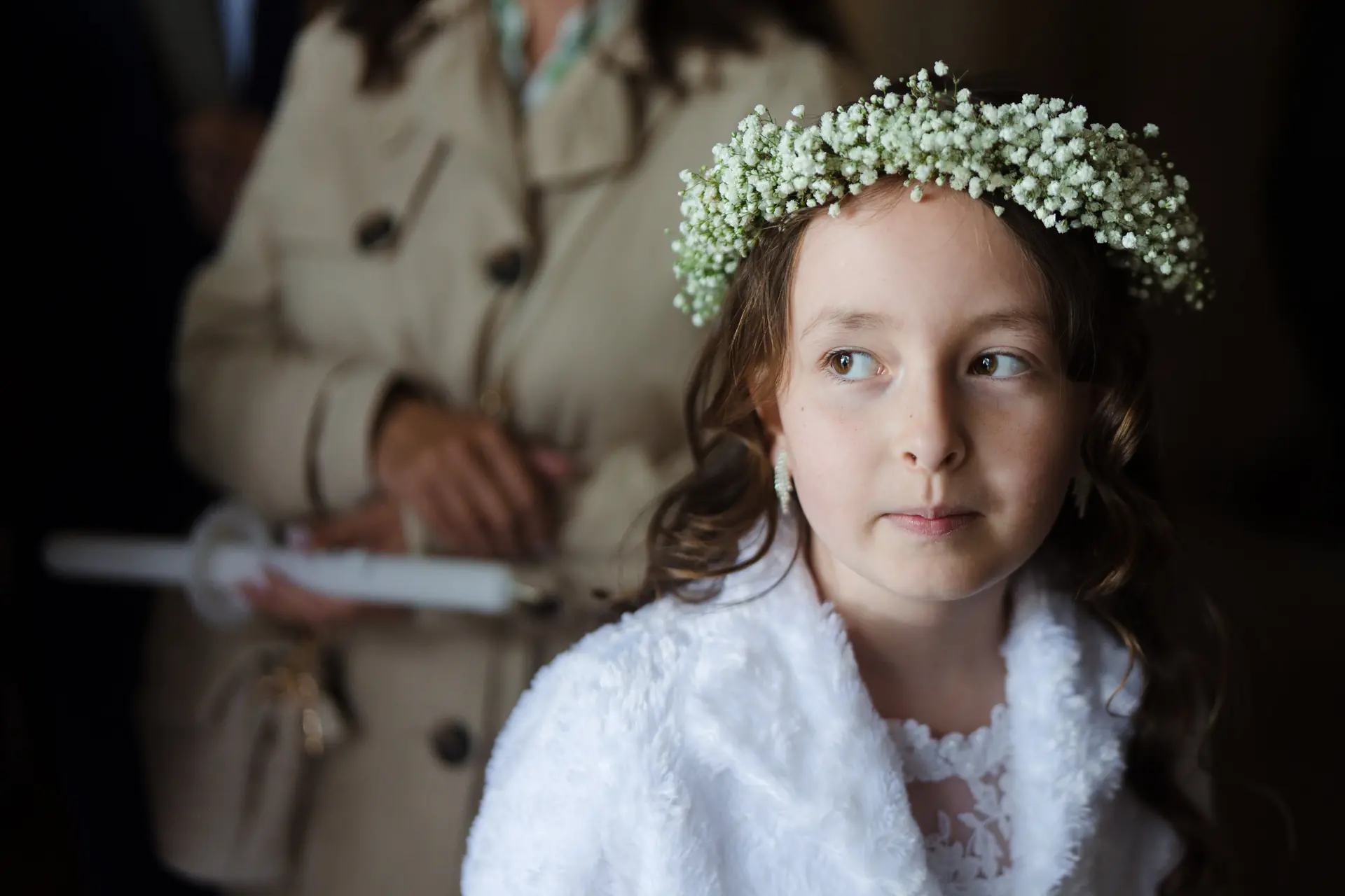 Dívka s věnečkem z gypsophily před prvním svatým přijímáním