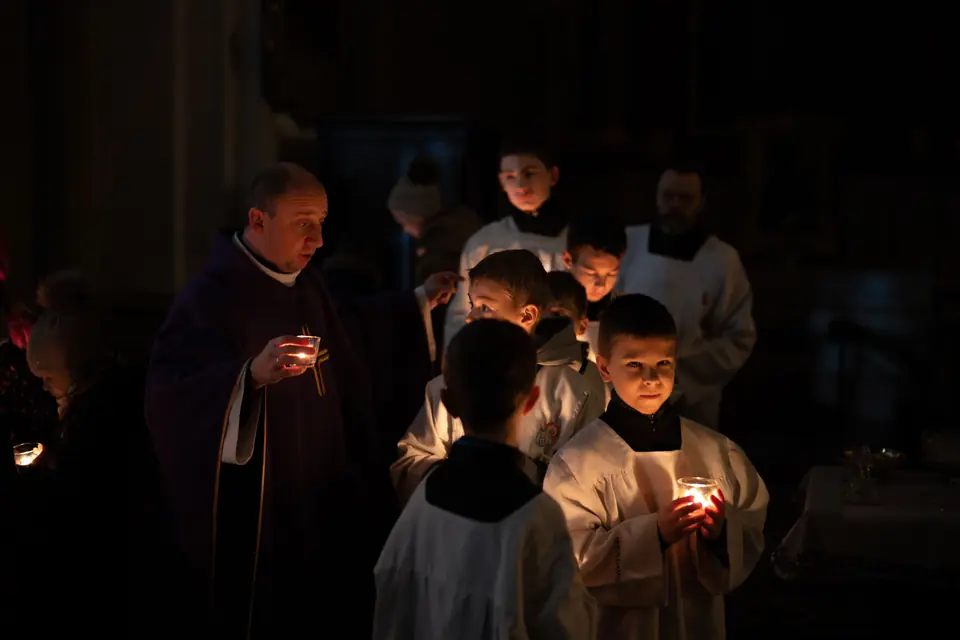 Ministranti se svíčkami při rorátech