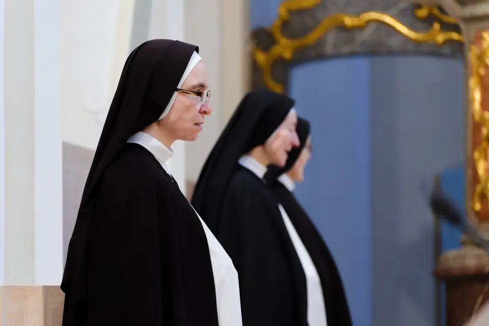 Sestry dominikánky při liturgii