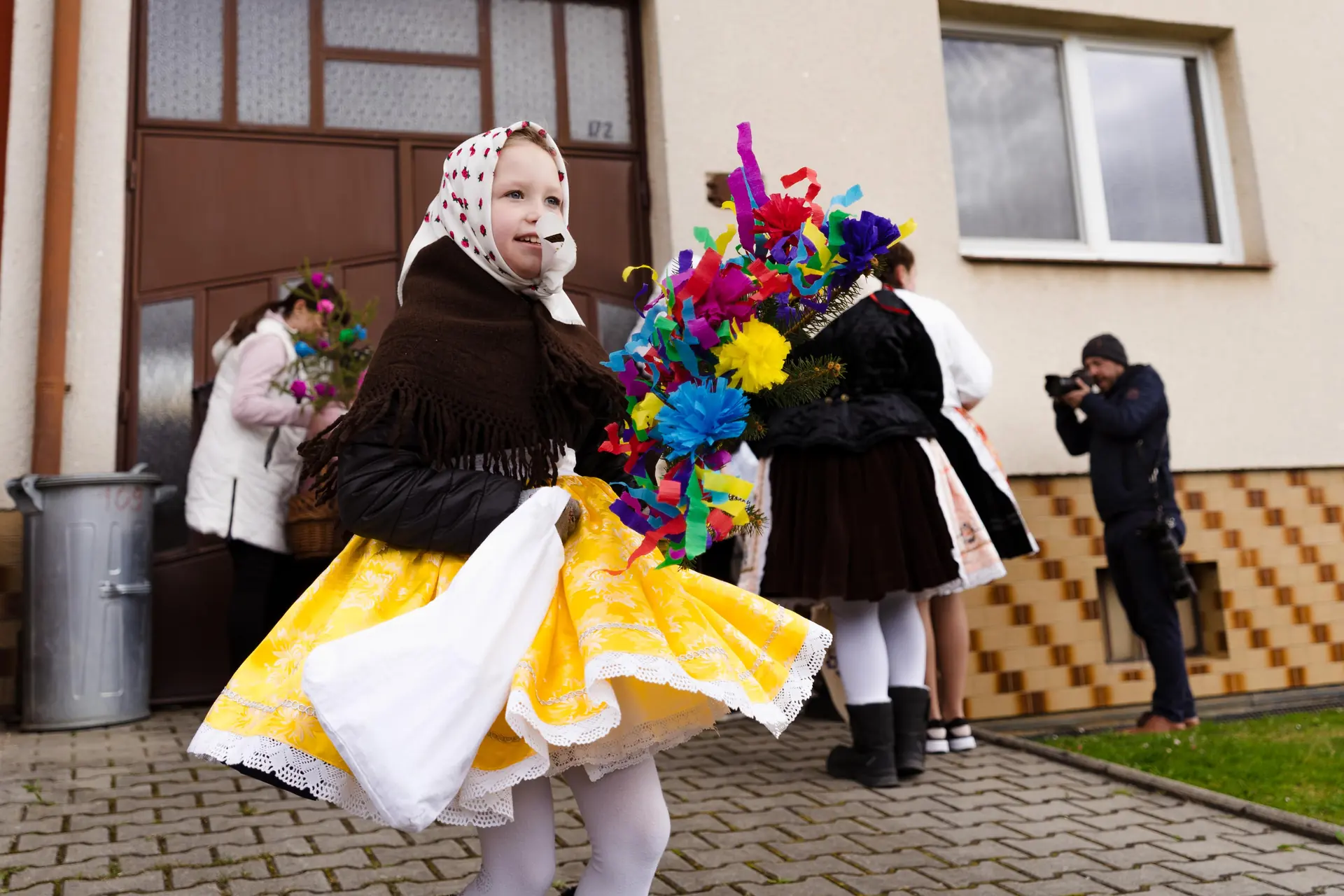 Dívka ve žluté sukni roztáčí létečko