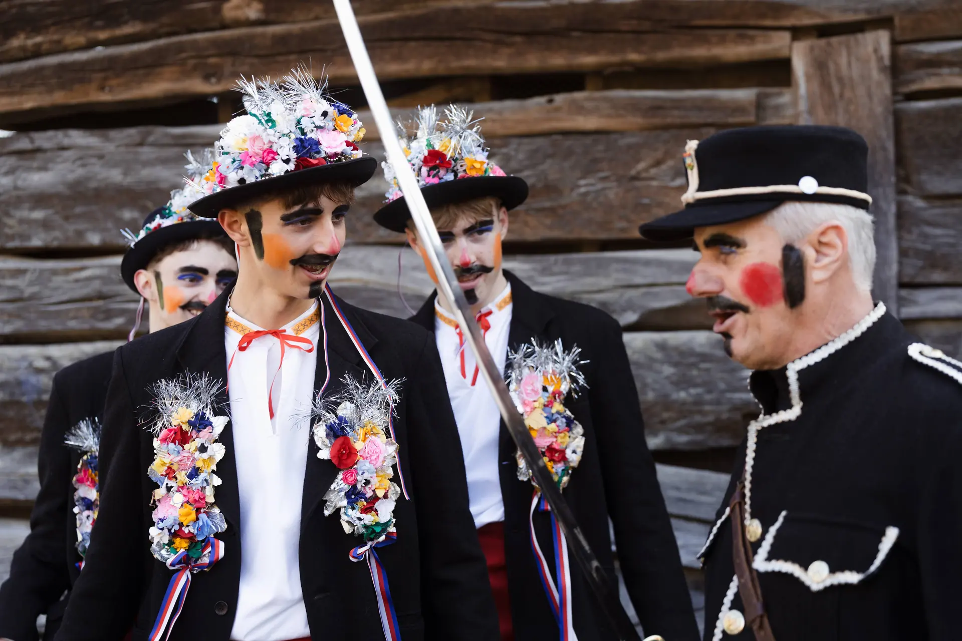 Maškary s kníry a zdobenými klobouky