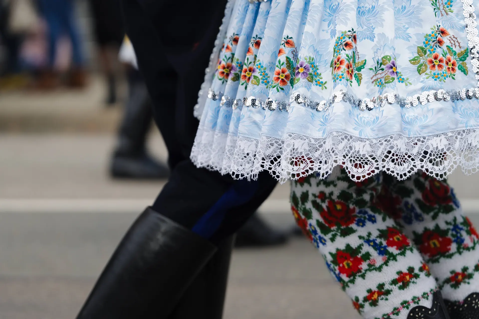 Detail vyšívané sukně a holínek