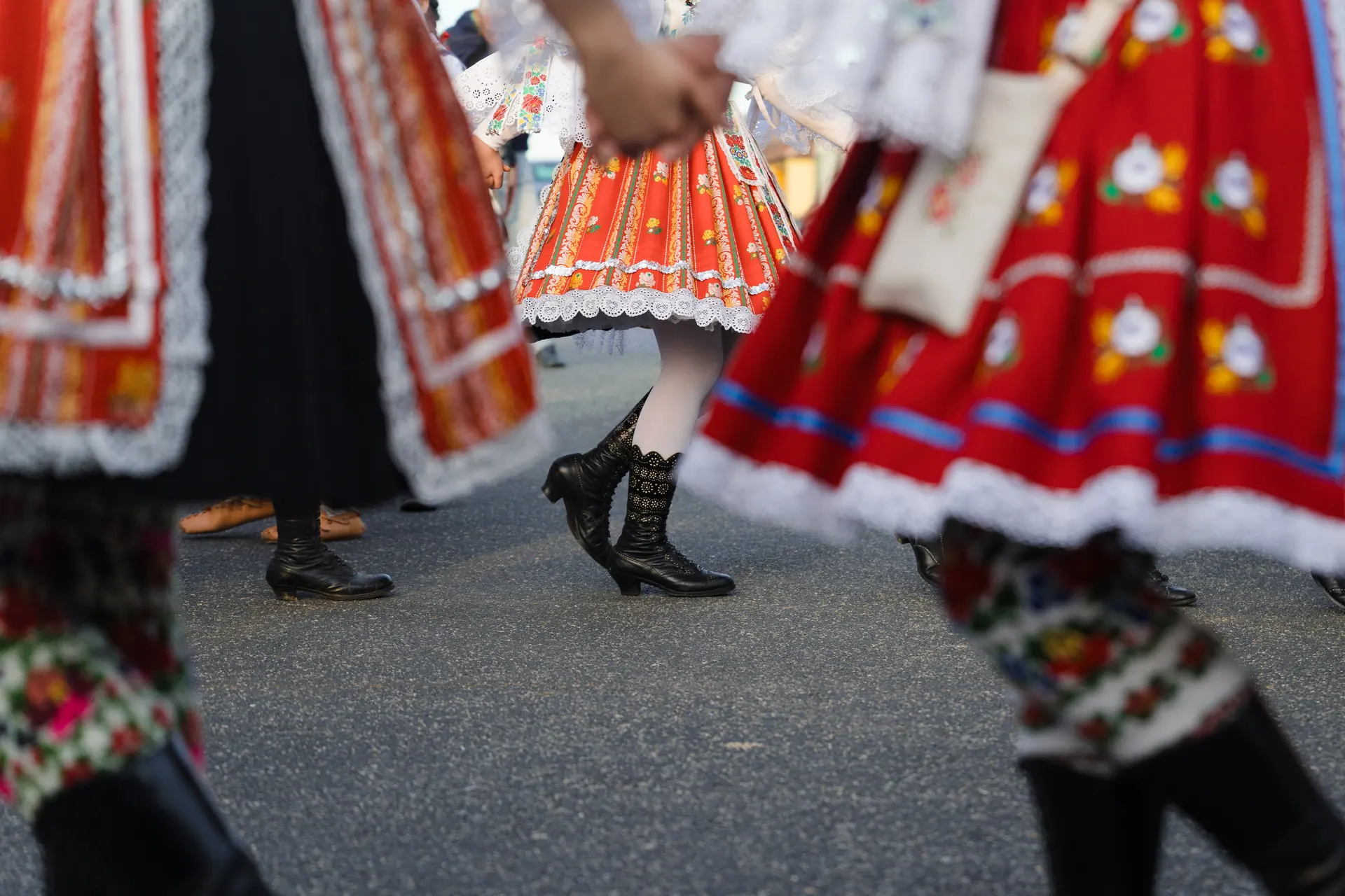 Detail tančících párů a rozevlátých sukní