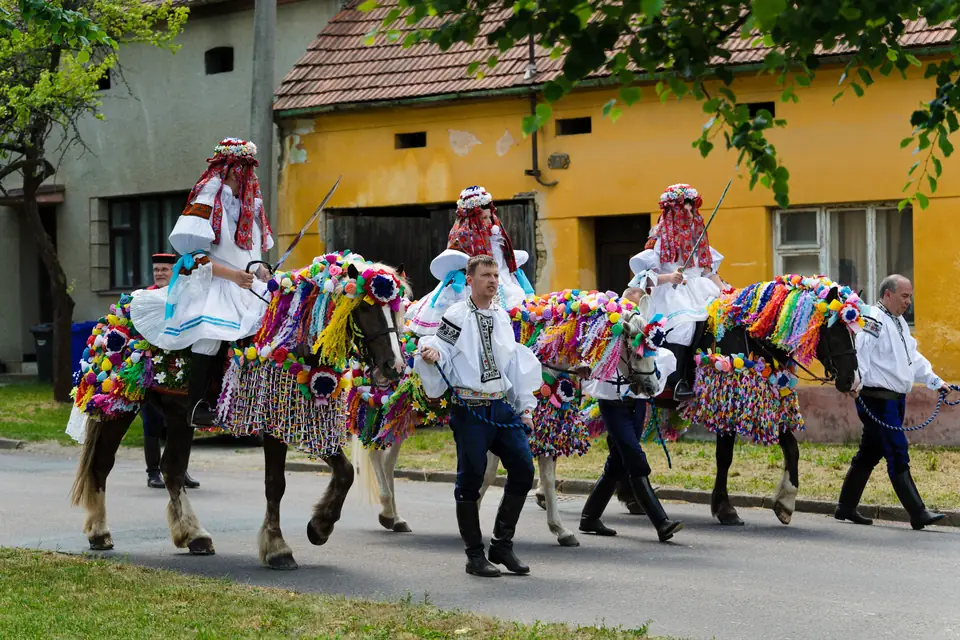 Jízda králů projíždí vesnicí
