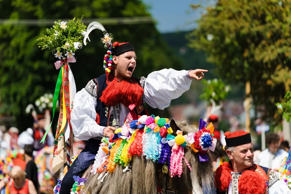 Vyvolávač z královské družiny volá z koně