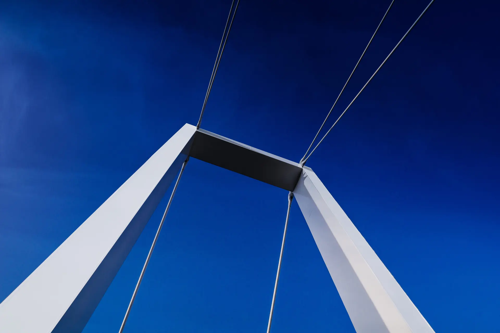 Pylon lávky proti tmavě modré obloze