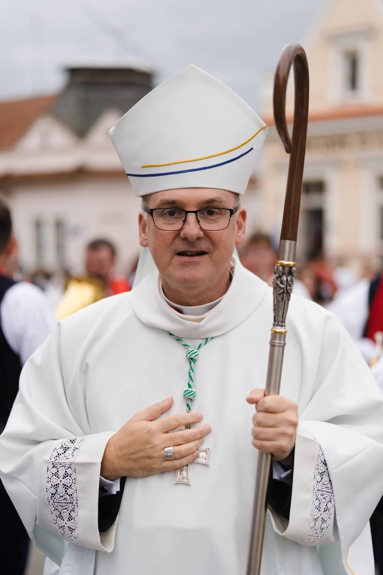 Biskup s berlou na Růžencové pouti
