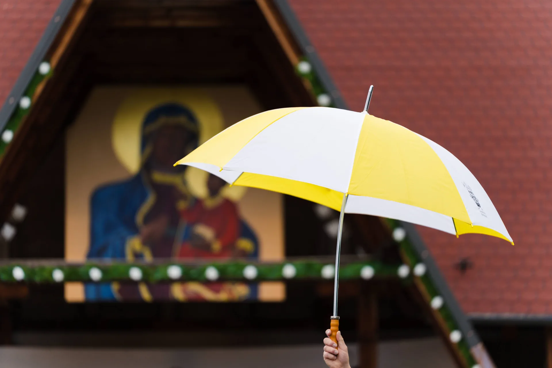 Deštník před obrazem černé Madony