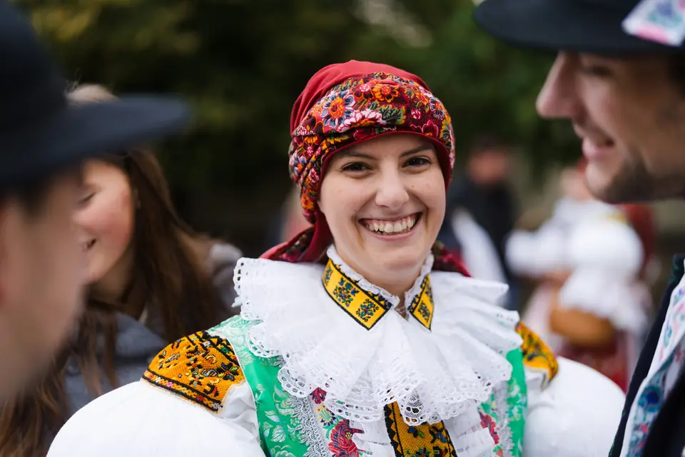 Usmívající se krojovaná žena