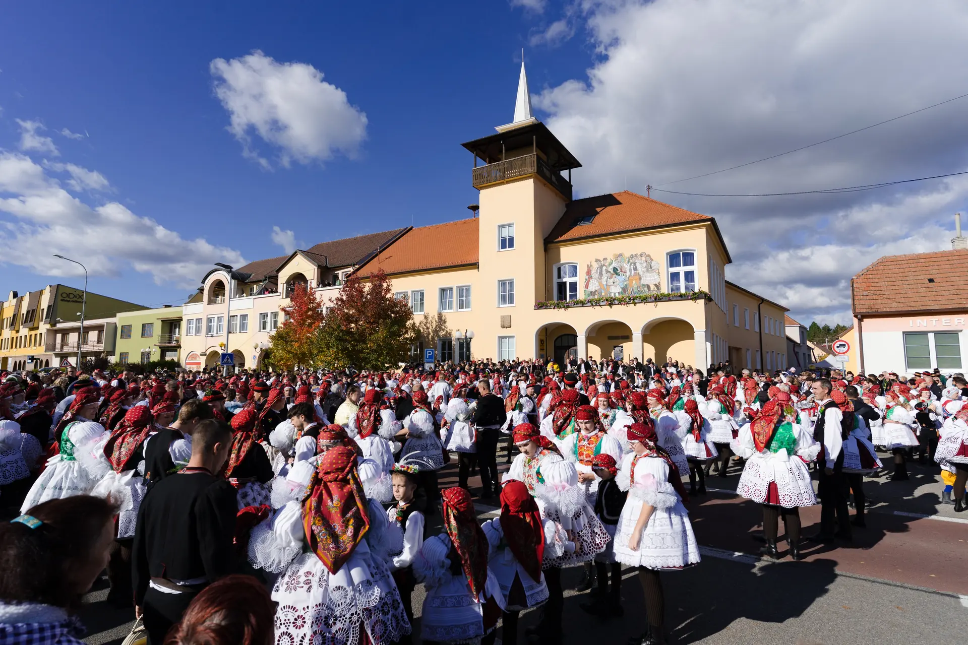 Krojovaní zaplnili náměstí před vracovskou radnicí