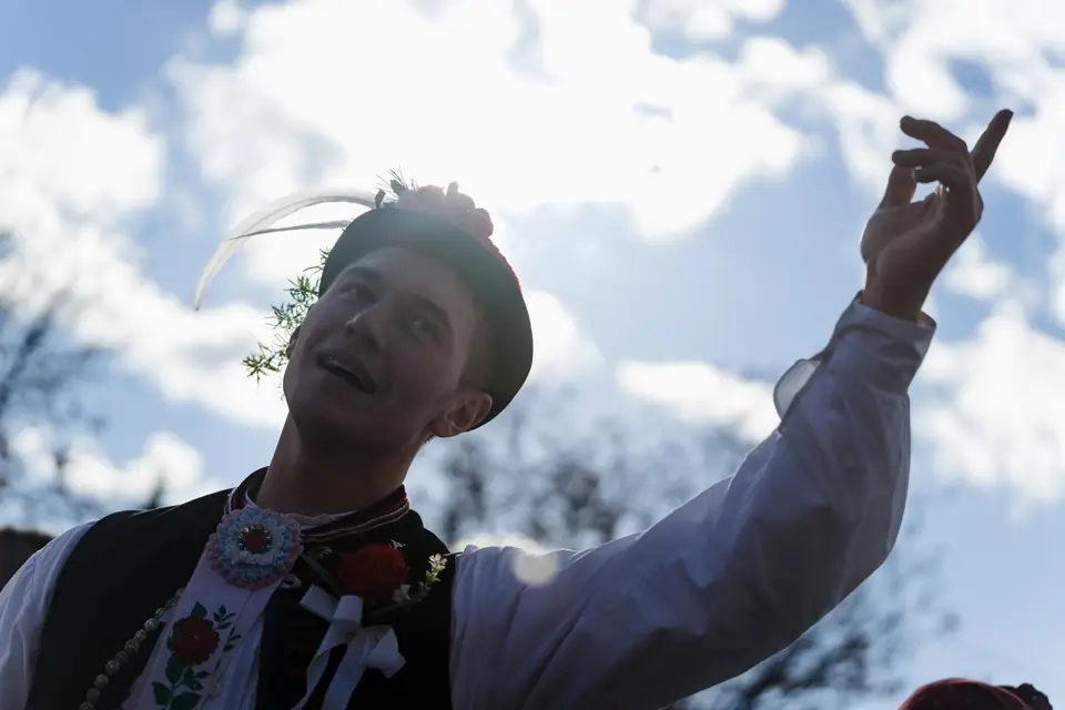 Mládenec s rukou vztyčenou k nebi