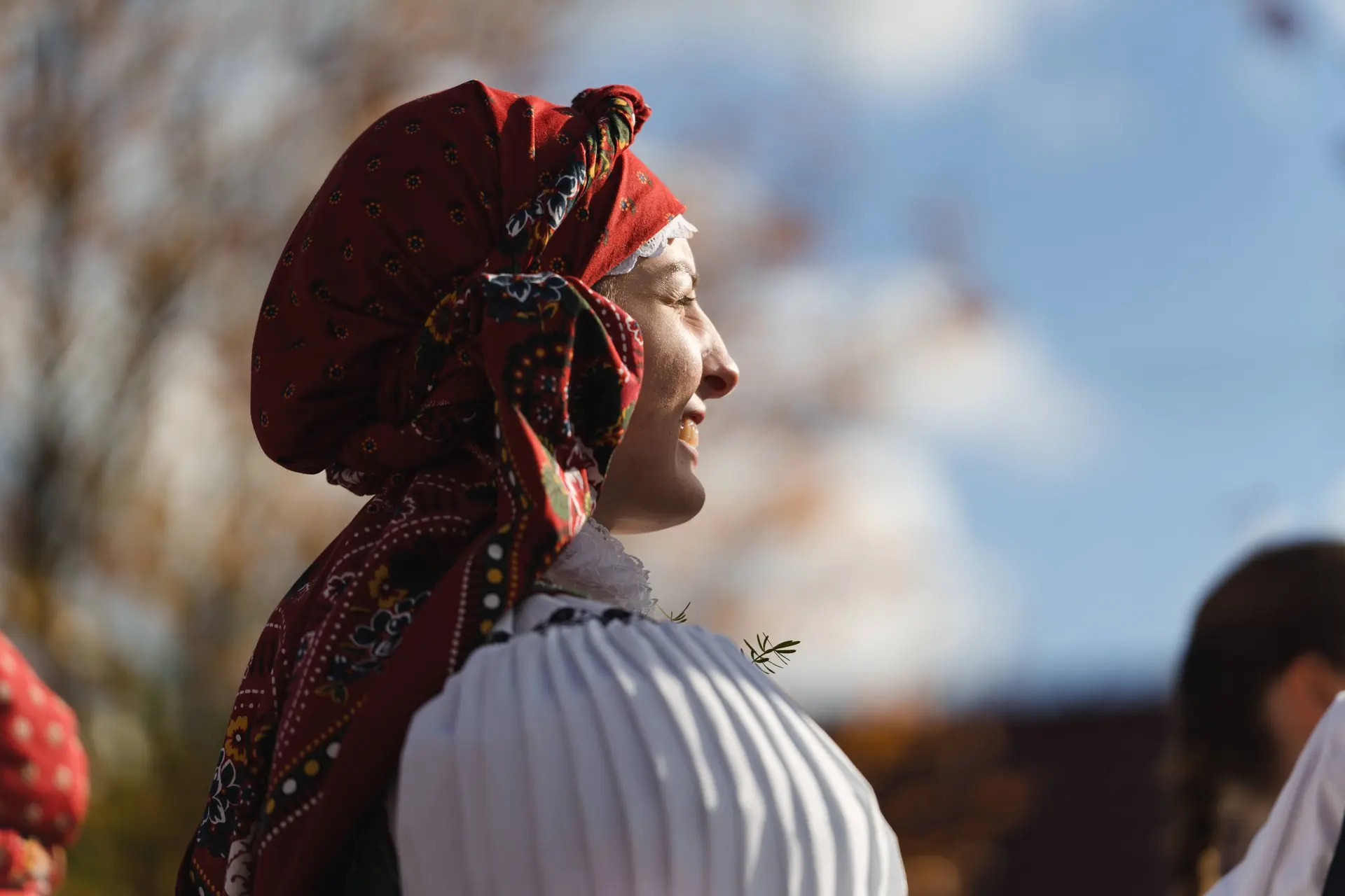 Krojovaná žena z profilu se šátkem