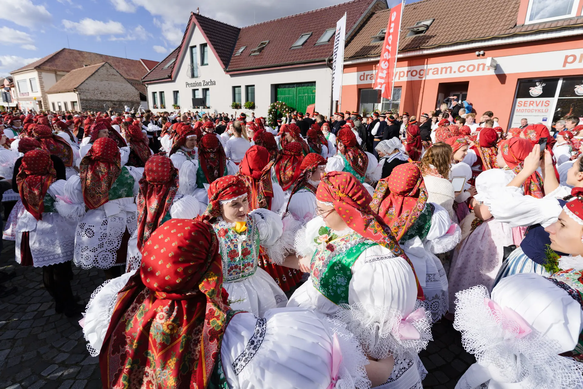 Moře červených šátků krojovaných děvčat
