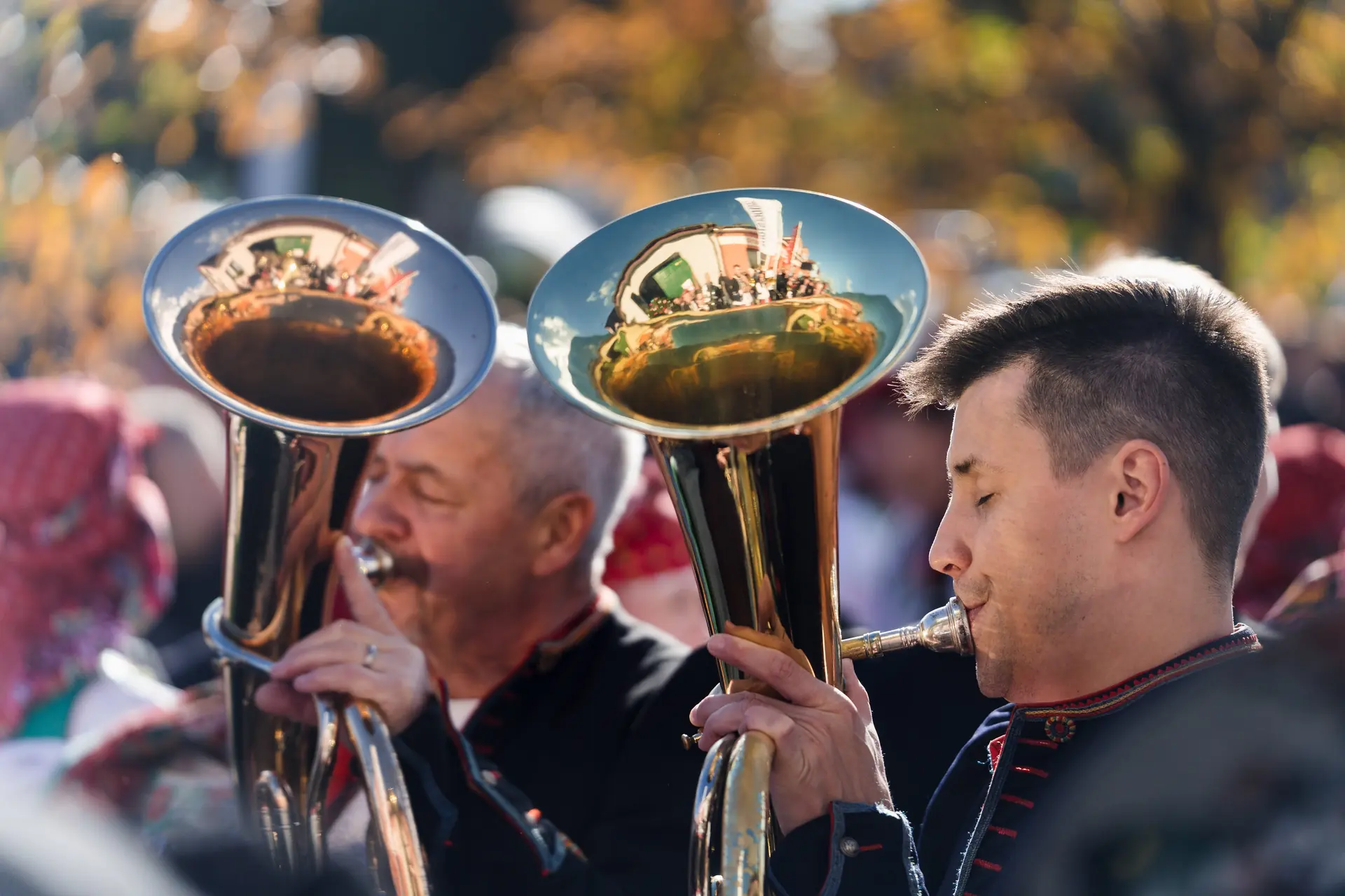 Muzikanti dechové hudby s křídlovkami