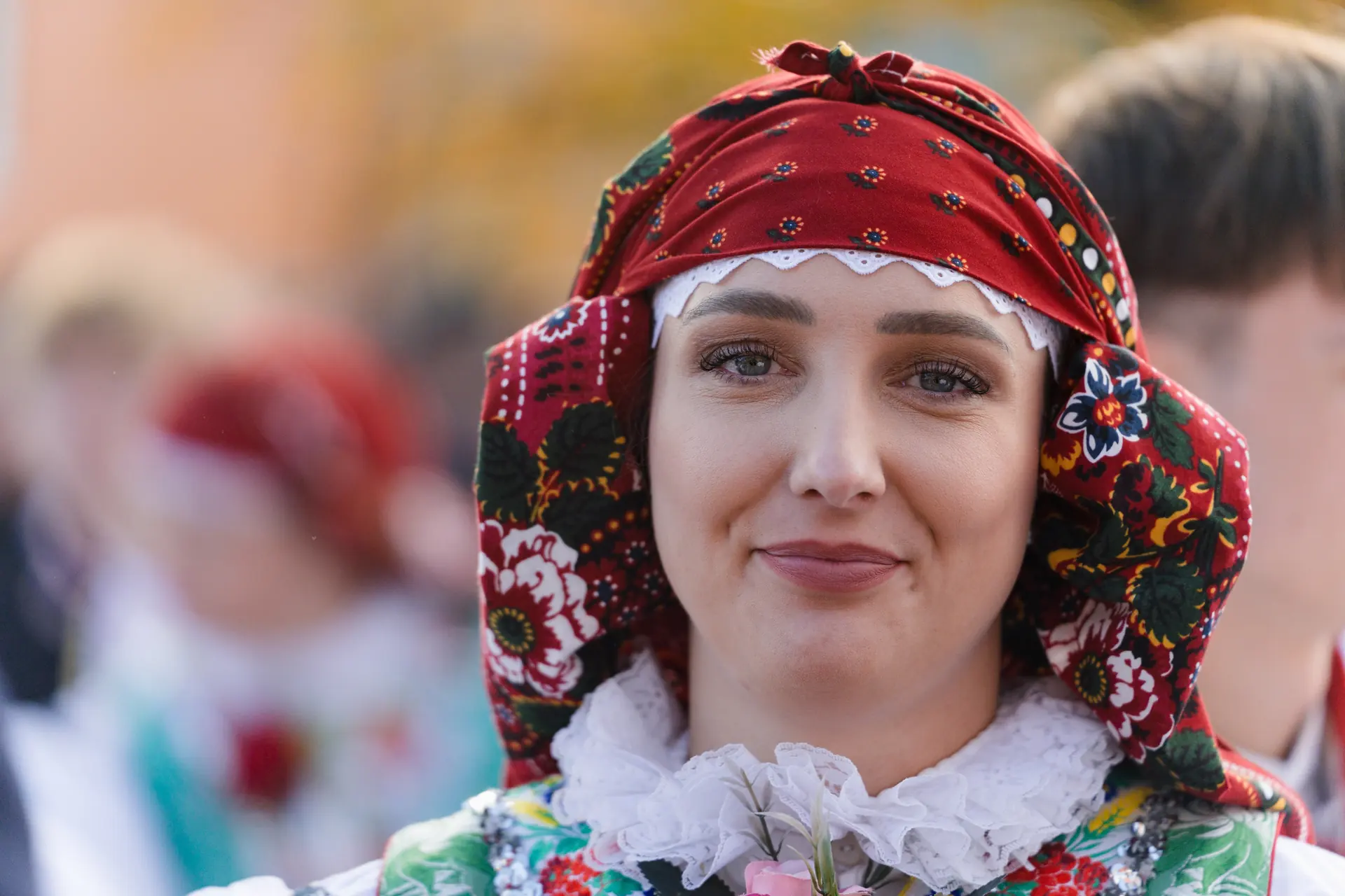 Portrét krojované ženy v červeném šátku